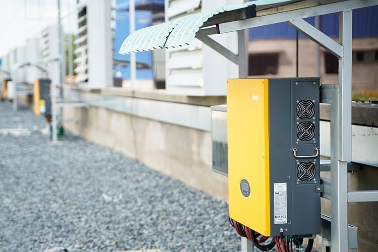 Tiên phong lắp pin mặt trời thay thế mái tôn